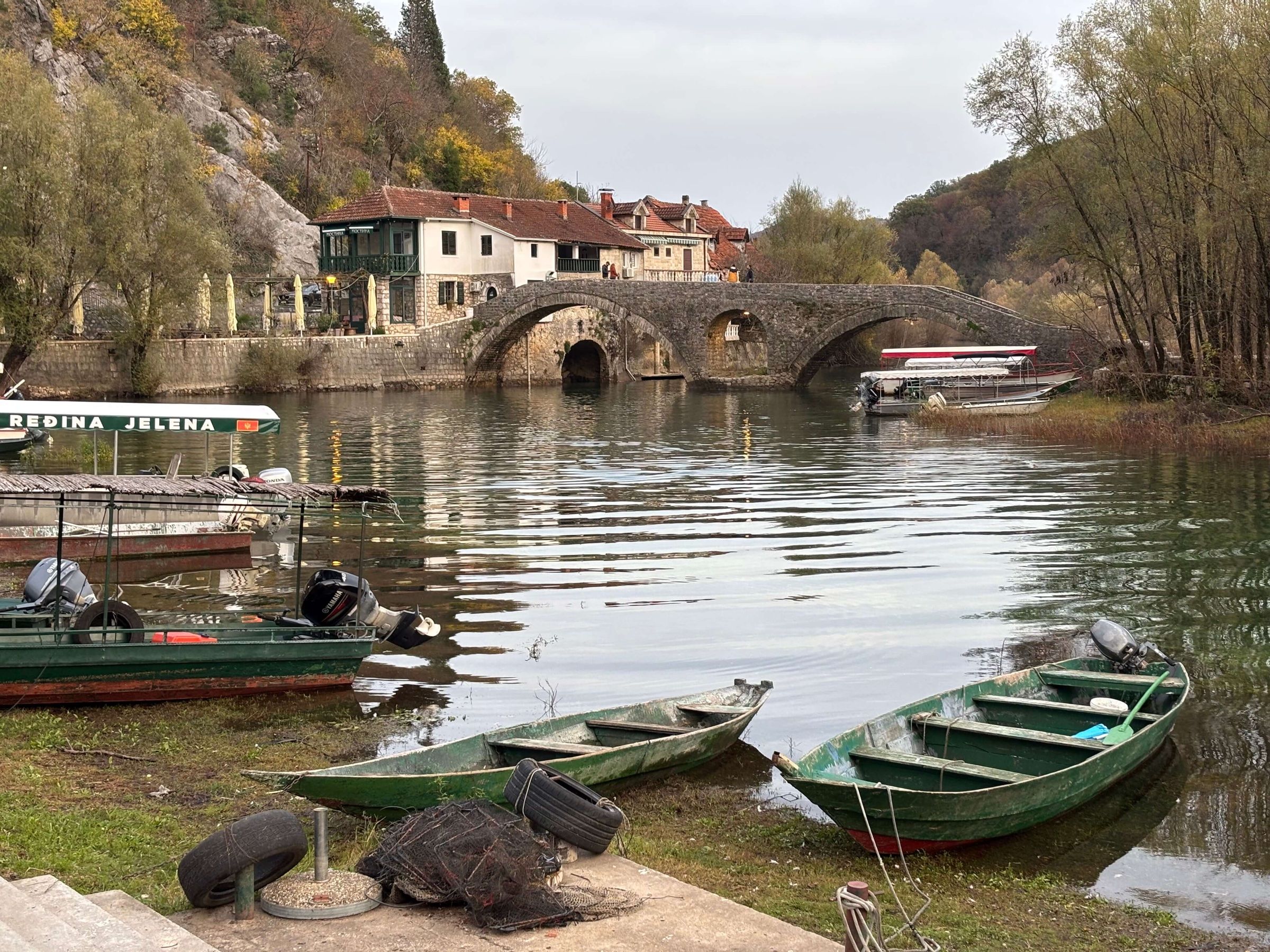Danilov most u kasnu jesen, drveni čamci na obali