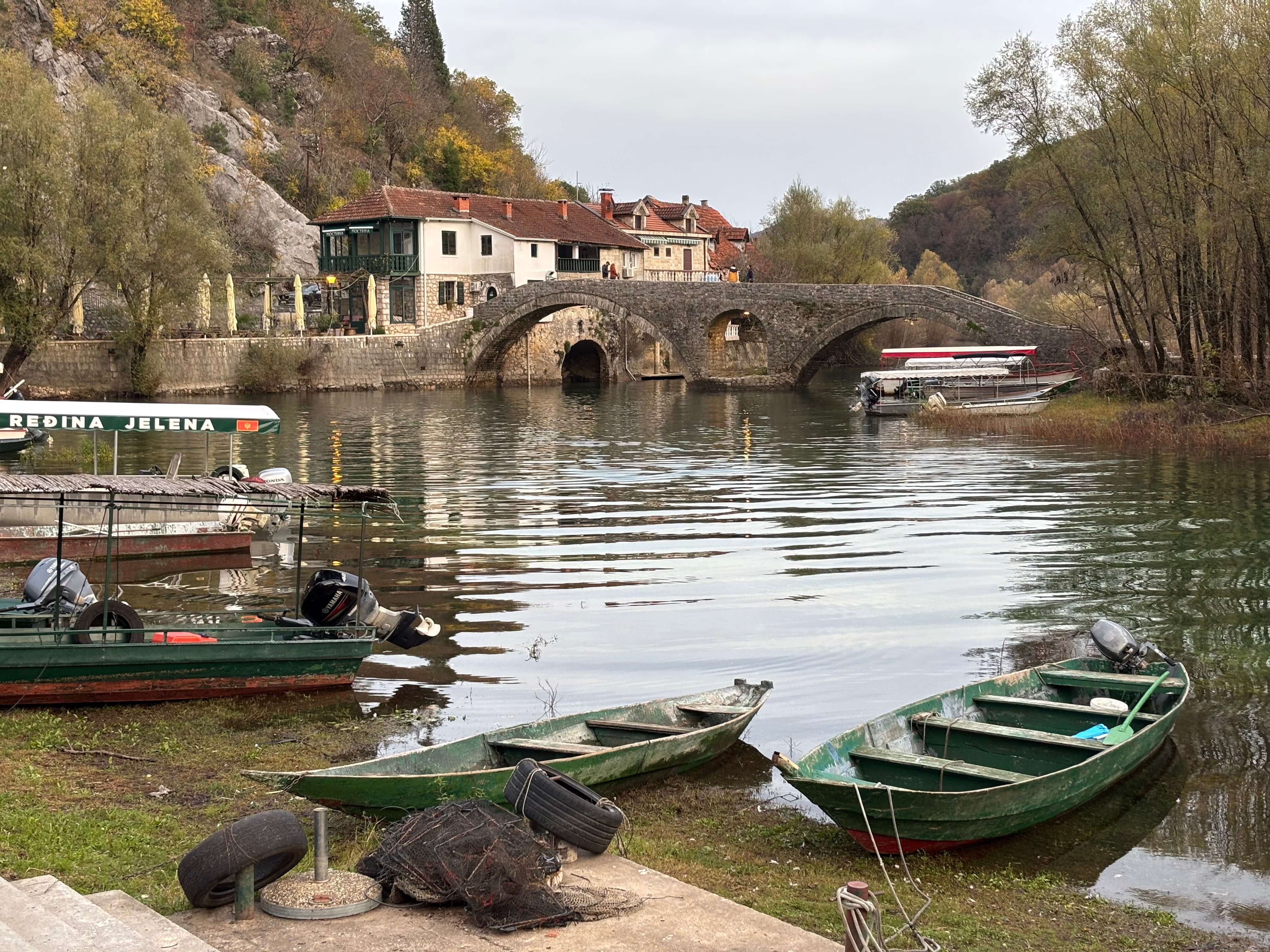 Kamena kuca pored rijeke